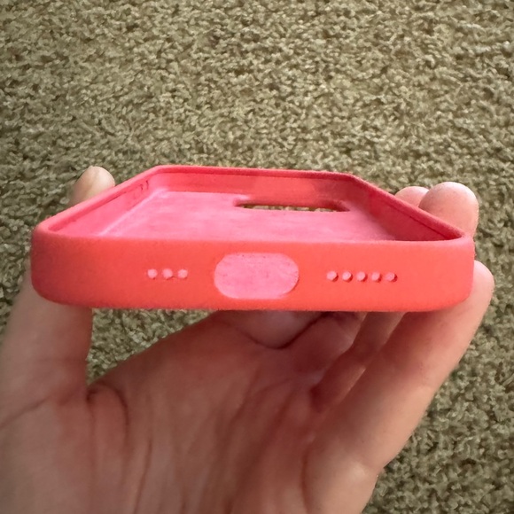 iPhone 15 Pro silicone case - color guava - Picture 3 of 4